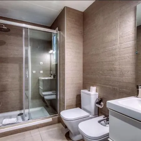 Gorgeous 4bed 4bath Close To Center Apartment *